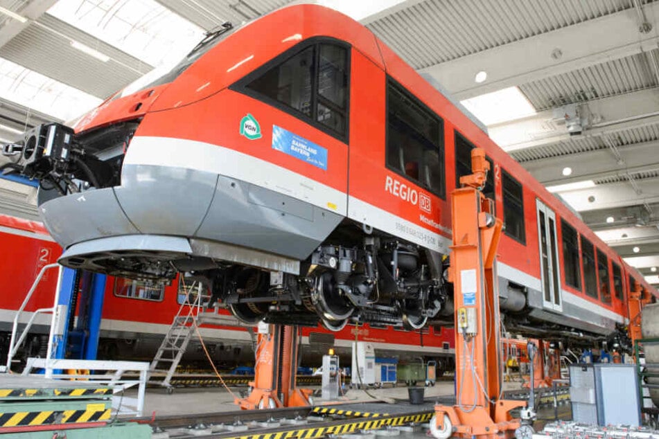 Die Deutsche Bahn reinigt im Freistaat Bayern Züge in gigantischen Waschanlagen.