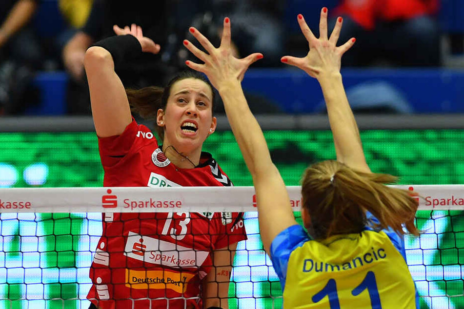 Maria Segura, hier im Angriff gegen Schwerins Beta Dumancic, war mit 20 Punkten die DSC-Topscorerin.