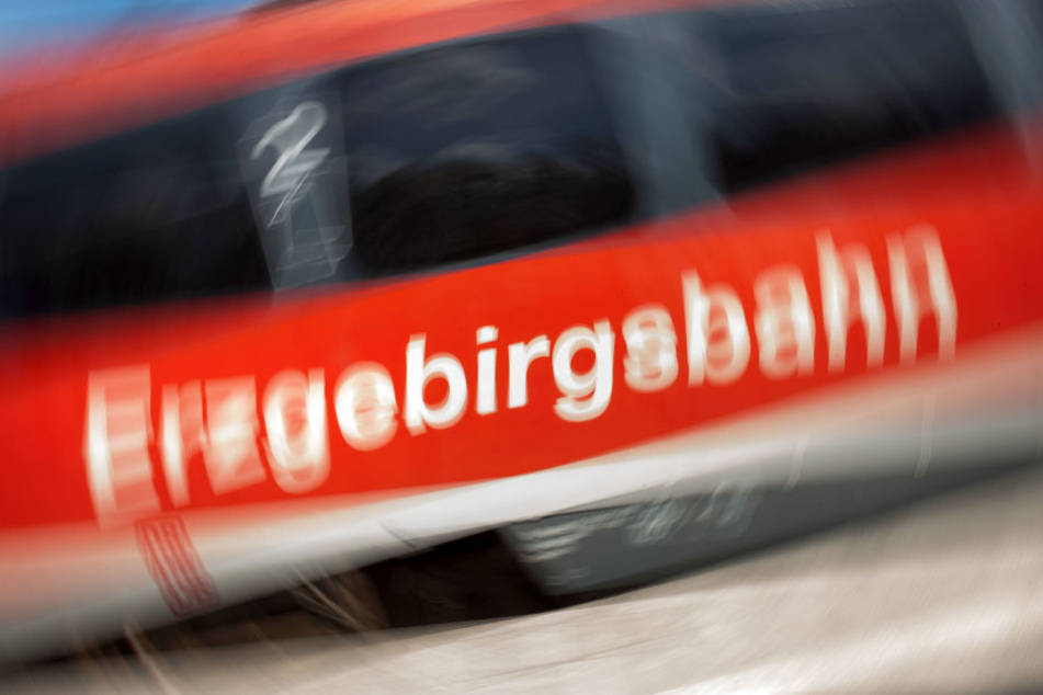 In der Regionalbahn von Aue nach Chemnitz wurde ein junger Mann plötzlich attackiert.