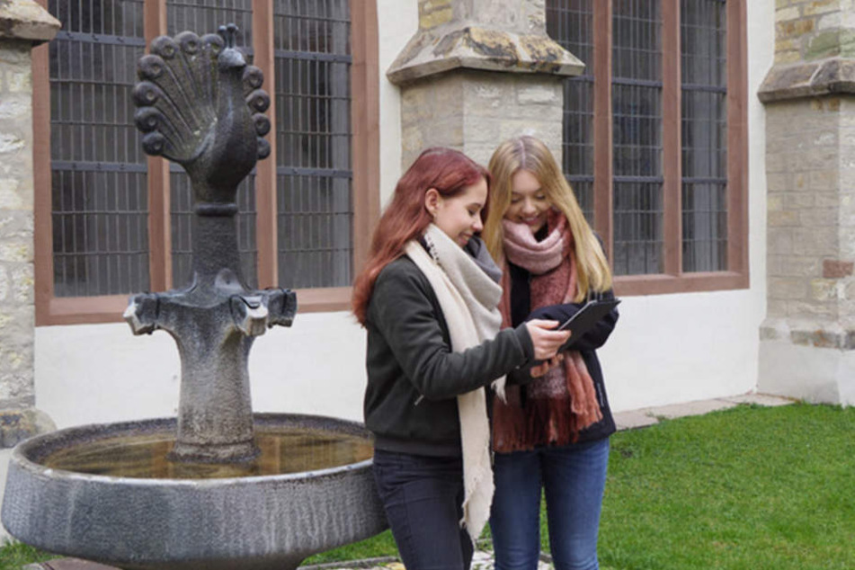Lisa-Marie und Lisa probieren die App schon aus.