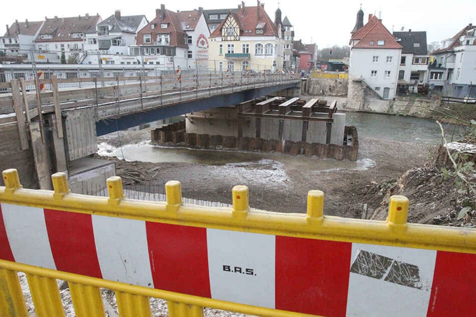 Die Baustelle an der Hansabrücke leidet unter der schlechten Witterung.