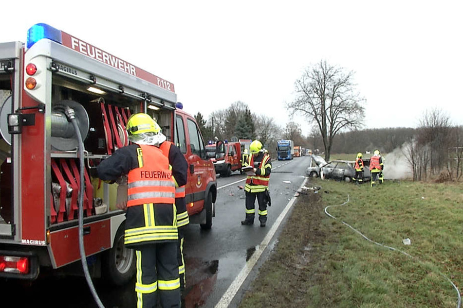 Ein Audi ging nach dem Zusammenprall mit einem Lkw auf der B2 bei Kletzen in Flammen auf.