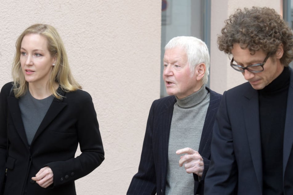 Meike und Lars Schlecker mit ihrem Vater Anton Schlecker (Mitte) auf ihrem Weg durch die Stadt. (Archivbild)