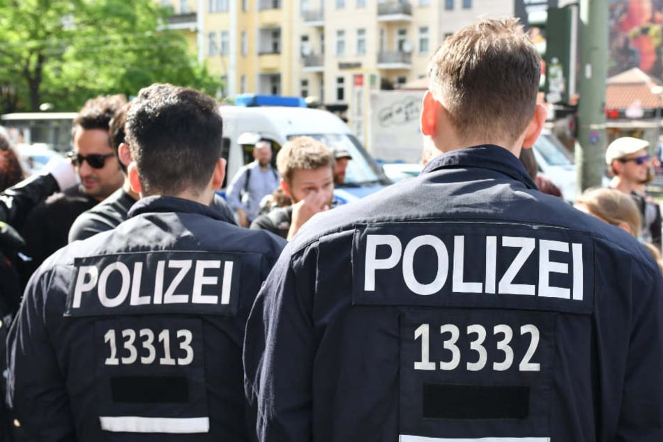Die Beamten schrie das Mädchen an, als diese sie zur Polizeiwache bringen wollten. (Symbolbild)