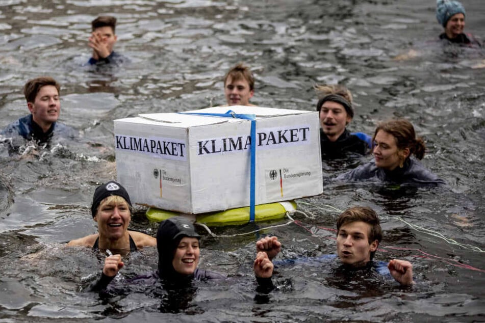 Aktivisten der BUNDjugend protestieren mit einer Bade-Aktion in der Spree zwischen Paul-Löbe-Haus und Marie-Elisabeth-Lüders-Haus des Deutschen Bundestages gegen das Klimapaket der deutschen Bundesregierung