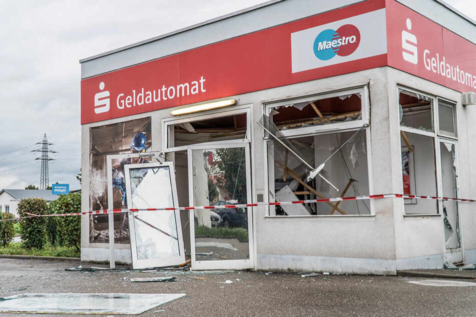 Hier ist ein Geldautomat in der Nähe eines Baumarkts in Offenburg von unbekannten Tätern gesprengt worden.