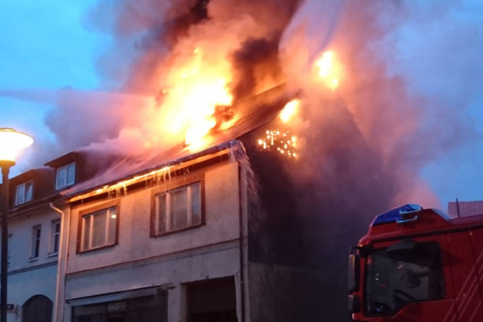 Das Feuer war in einem unbewohnten Haus ausgebrochen und auf ein weiteres Haus übergegriffen.
