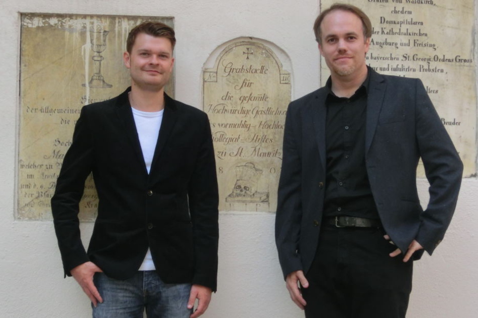 Matthias Meitzler (l) und Thorsten Benkel forschen zu den Themen Tod und Trauer und haben in den vergangenen Jahren fast 1100 Friedhöfe untersucht.
