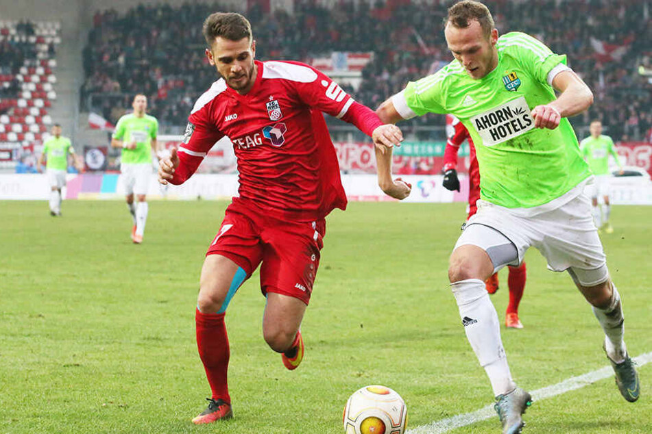 Julius Reinhardt (r.) beim 2:1-Sieg des CFC in Erfurt im Duell mit Luka Odak. Insgesamt bestritt der Heimkehrer in der Hinrunde 14 Spiele für die Chemnitzer.