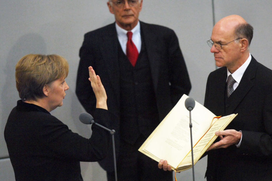 Nach ihrer Ernennung durch den Bundespräsidenten legt die neugewählte Bundeskanzlerin Angela Merkel am 22.11.2005 im Bundestag in Berlin vor Bundestagspräsident Norbert Lammert den Amtseid ab.