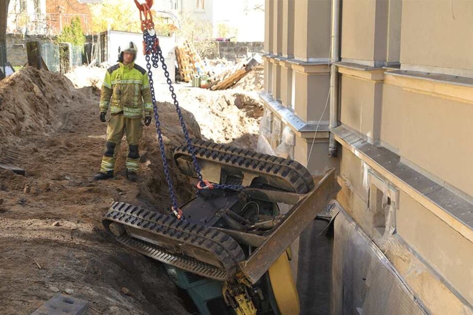 Der Minbagger musste aufwendig geborgen werden.