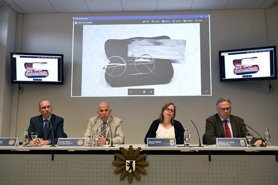 Polizei und Staatsanwaltschaft präsentieren auf einer Pressekonferenz das beschlagnahmte Diebesgut.