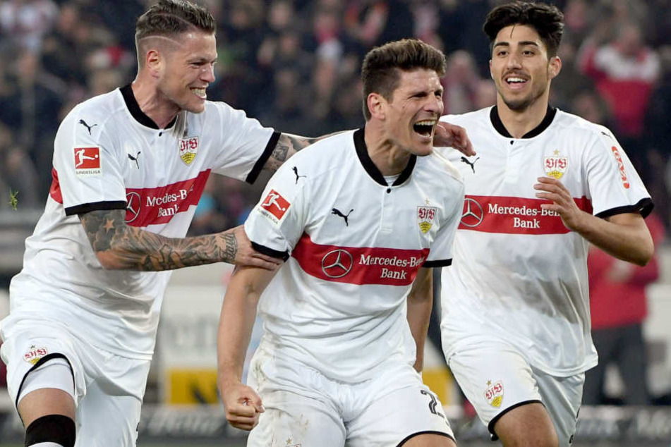 Konnte in den letzten fünf Spielen viermal über einen Treffer jubeln: Mario Gomez (M.), zu dem Daniel Ginczek (l.) und Berkay Özcan zum Jubeln dazustoßen.