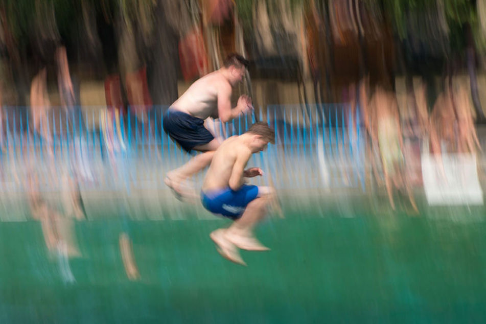 In einem Thüringer Freibad war der Blitz in einen Baum eingeschlagen.