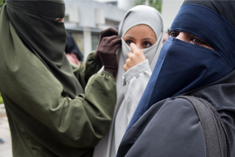 Der Verfassungsschutz geht in Hessen von etwa 160 radikalen Islamistinnen aus (Symbolbild).