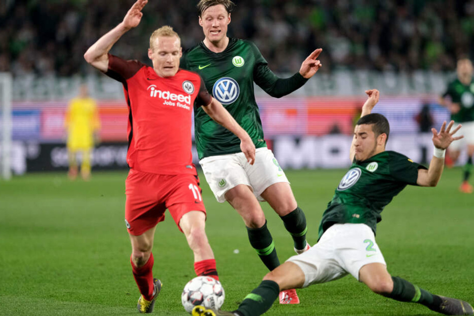 Frankfurts Mittelfeld-Fighter Sebastian Rode (Li.) im Zweikampf mit Wolfsburgs William.