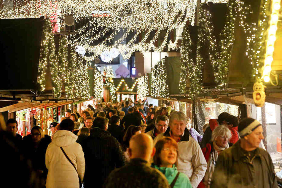 In diesem Jahr wird die Polizei verstärkt Präsenz auf den Weihnachtsmärkten zeigen. (Symbolbild)