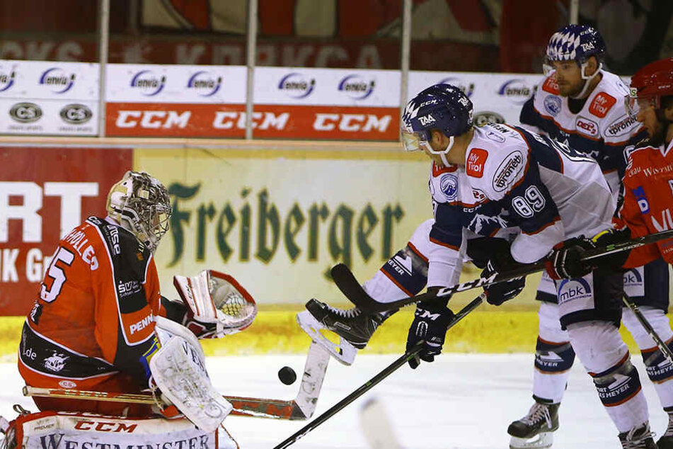 Eishockey-Arobatik bei den Eispiraten in Riessersee.
