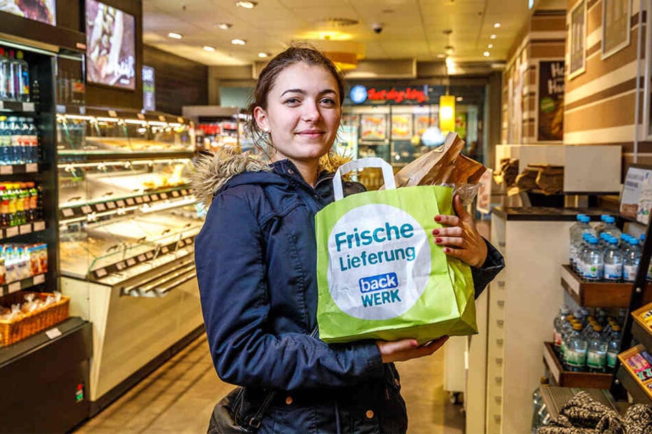 Paula G. (20) aus Dresden hat sich ihre Tüte nach Ladenschluss abgeholt.