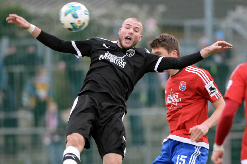 Kopfballduell zwischen Manfred Starke (FCC) und Christoph Greger.