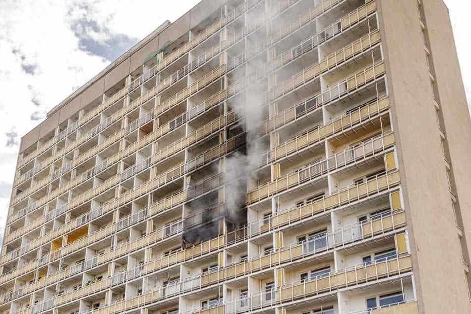 Wohnen im Hochhaus am Pirnaischen Platz ist brandgefährlich! Zuletzt loderten hier im Mai die Flammen.