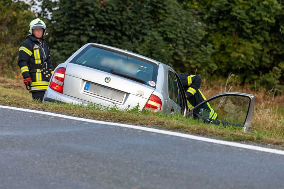 Ein Skoda blieb im Straßengraben stehen.