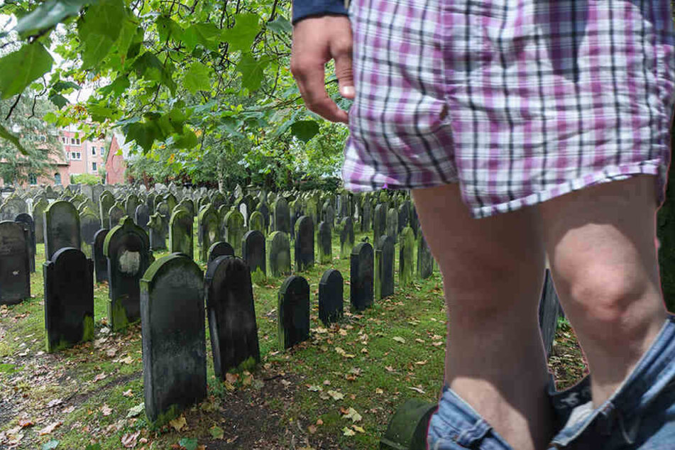 Ein nackter Mann sorgte am Freitag für einen Polizeieinsatz auf dem Hauptfriedhof in Zwickau. (Symbolbild)