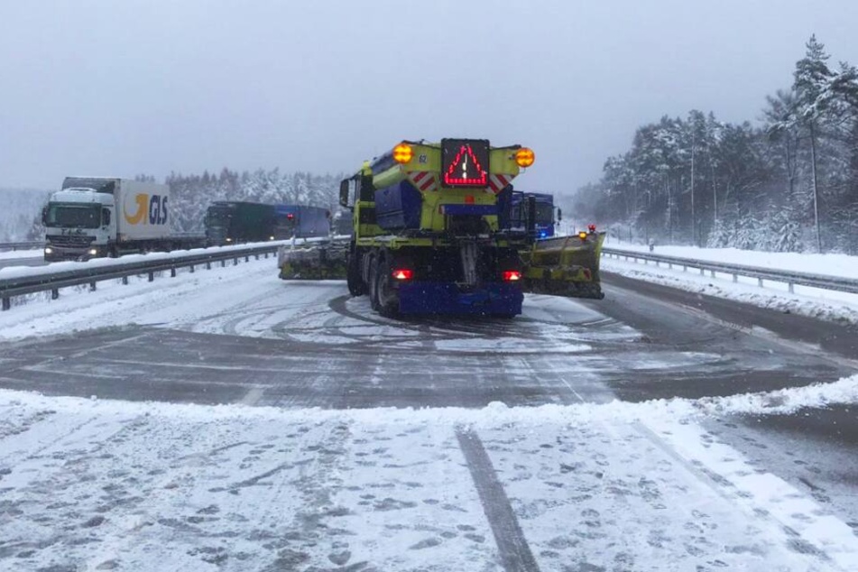 Die Polizei, die Feuerwehr, der Winterdienst und das THW brauchten Stunden um die Autobahn wieder freigeben zu können.