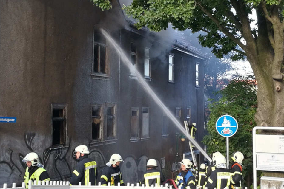 Die Feuerwehr kämpfte mehrere Stunden gegen die Flammen.