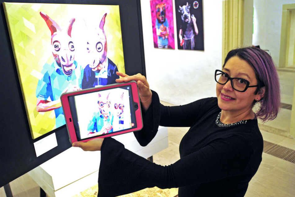 Mit Hilfe einer App können in der Ausstellung Bilder lebendig werden.