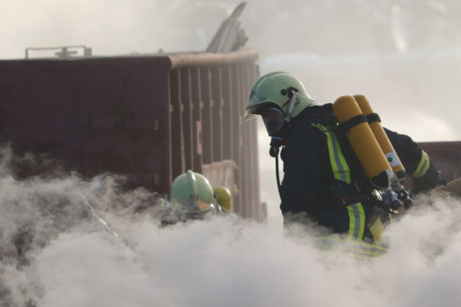 Feuerwehrleute am Einsatzort in Germendorf.