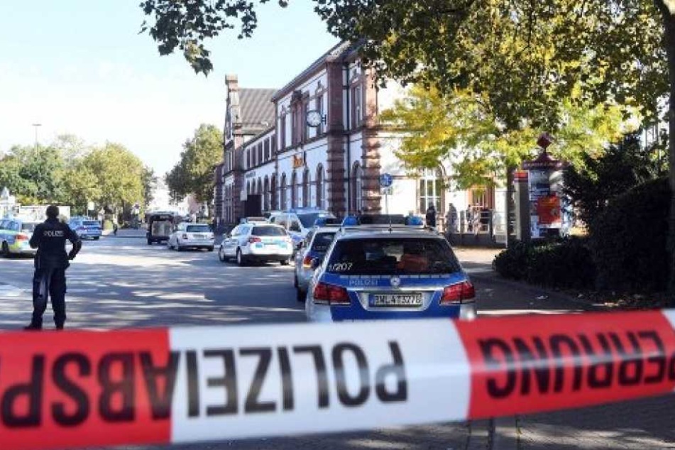 Die Polizei sperrte die Gegend rund um die Schule großflächig. Die Bombendrohung stellte sich allerdings schnell als "Scherz" heraus. (Symbolbild)