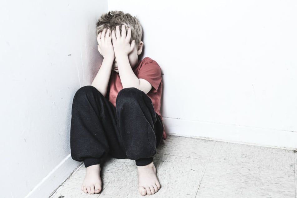Über zwei Jahre wurde der Neunjährige von seiner Mutter und ihrem Lebensgefährten zum Vergewaltigen im Internet angeboten. (Symbolbild)