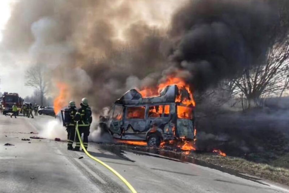 Die Fahrzeuge brannten lichterloh.