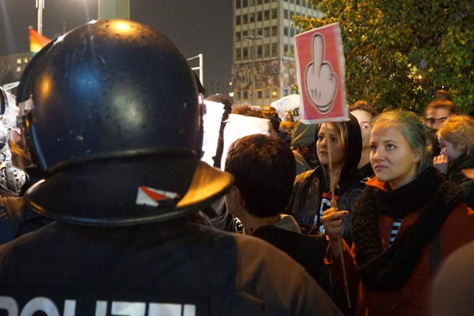 Nachdem das Wahlergebnis bekannt gegeben wurde, versammelten sich hunderte Menschen am Alexanderplatz.