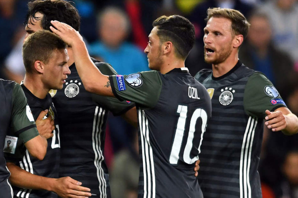 Höwedes, Özil und Hummels gratulieren Kimmich (v.r.n.l.) zu seinem Treffer zum 2:0.