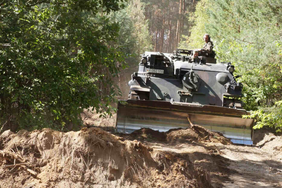 Ein Panzer der Bundeswehr schlägt eine Schneise in den Wald, so soll der Einsatz ablaufen. (Archivbild)