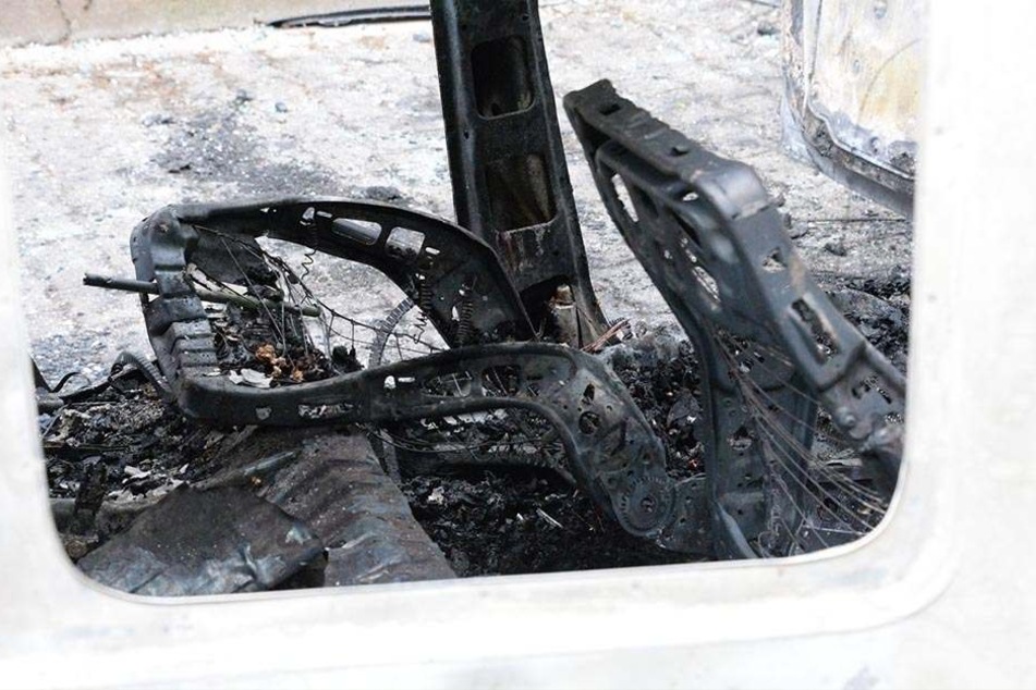 Ein Blick ins Innere des Wagens zeigt, wie zerstörerisch das Feuer war.