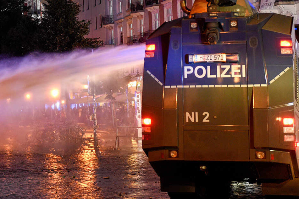 Neben den eingesetzten Polizisten kamen auch Wasserwerfer aus Thüringen zum Einsatz.