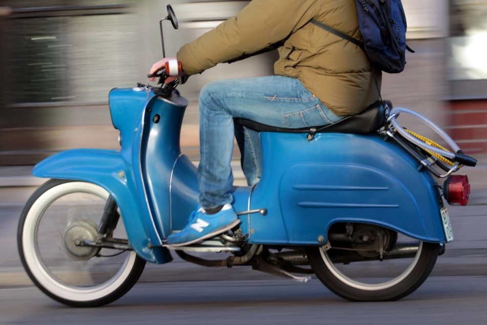 Ein Simson-Fahrer hat auf der Flucht vor der Polizei einen Polizeistreifenwagen gerammt. (Symbolbild)