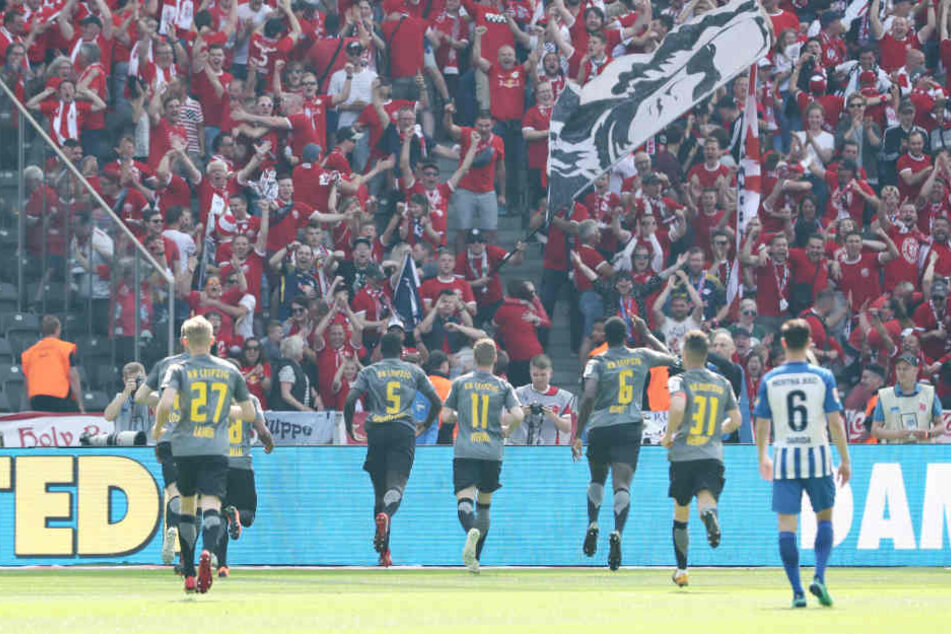 Nach dem Kopfballtor von Dayot Upamecano (#5) rannten die Spieler ihren rund 7500 mitgereisten Fans entgegen.