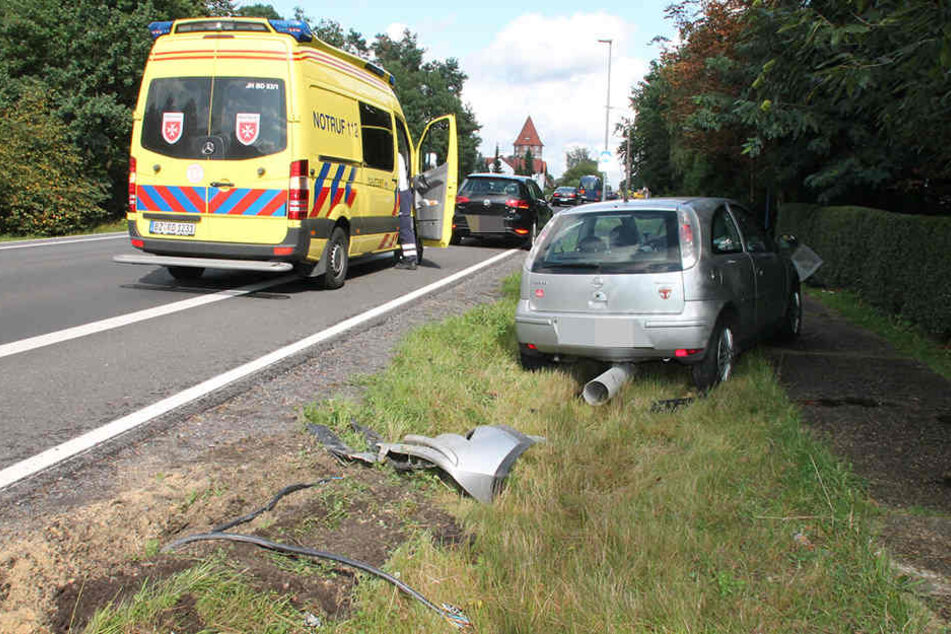 Bei dem Crash fuhr ein Opel-Fahrer gegen eine Laterne.