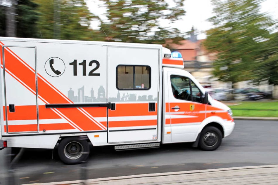 Mitten in der Frankfurter Innenstadt kollabierte ein 19-Jähriger. Ein Menschenmob behinderte die Arbeit der Einsatzkräfte erheblich. (Symbolbild)
