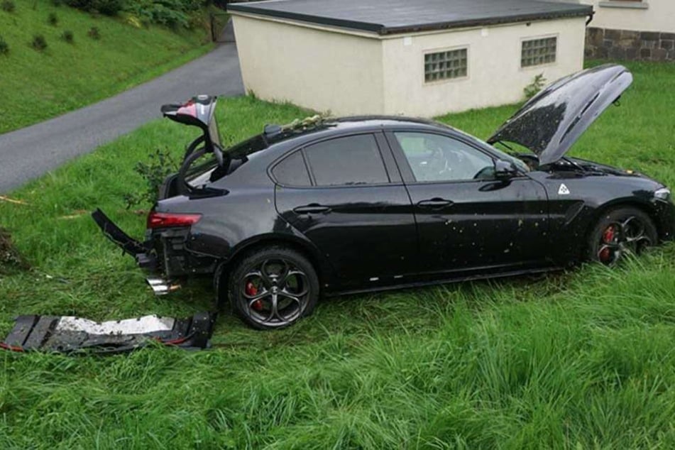 Der Alfa Romeo wurde bei dem Unfall krass beschädigt, der Schaden dürfte in die Zehntausende Euro gehen.