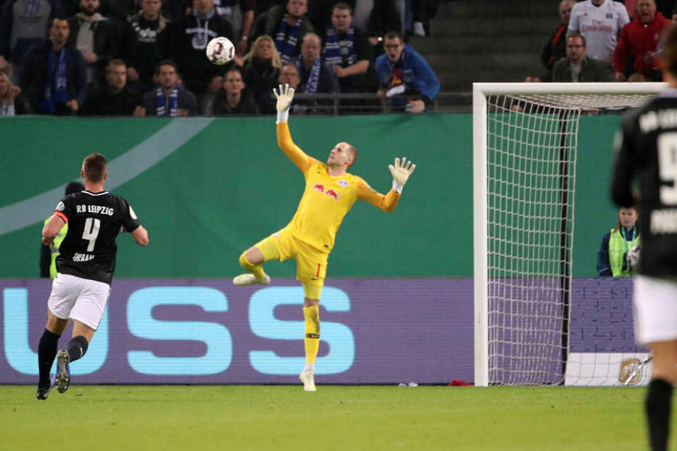 Der Ausgleich: Bakery Jatta hebt den Ball mit einer Bogenlampe über den weit vor dem Kasten stehenden Péter Gulácsi hinwegen zum überraschenden 1:1 ins Tor.