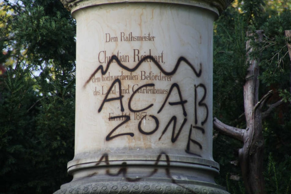 "ACAB ZONE" wurde über die Denkmalinschrift geschmiert.