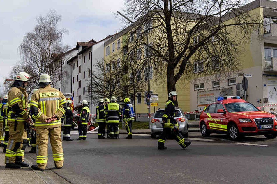 Bei einer Explosion in dem Gebäude ist ein Mann schwer verletzt worden.