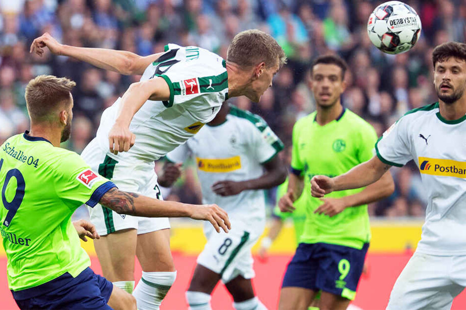 Gewann nicht nur dieses Kopfballduell: Matthias Ginter(Zweiter von links) war der Fels in der Gladbacher Defensiv-Brandung.