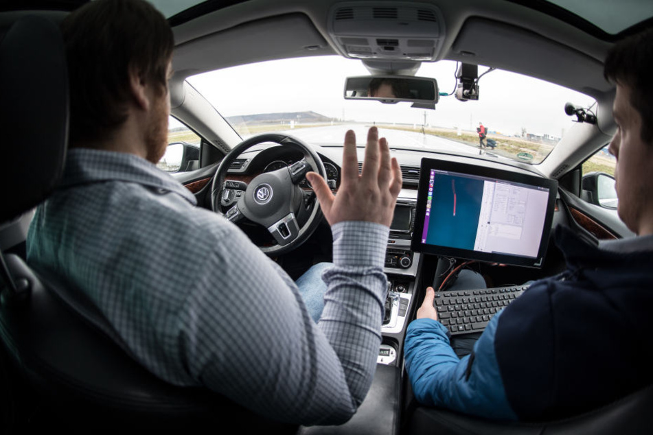Forscher der RWTH Aachen in einem selbstfahrenden Auto.
