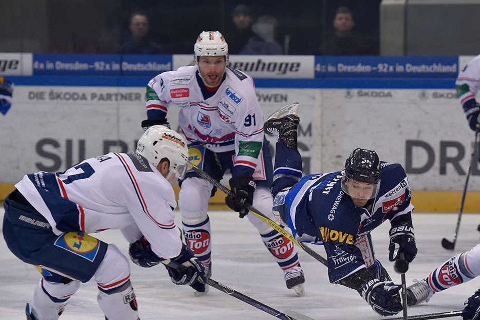 Bezeichnend! Die Heilbronner Falken brachten am Dienstag nicht nur wie hier Eislöwen-Stürmer Marius Garten zu Fall, sondern sein ganzes Team.